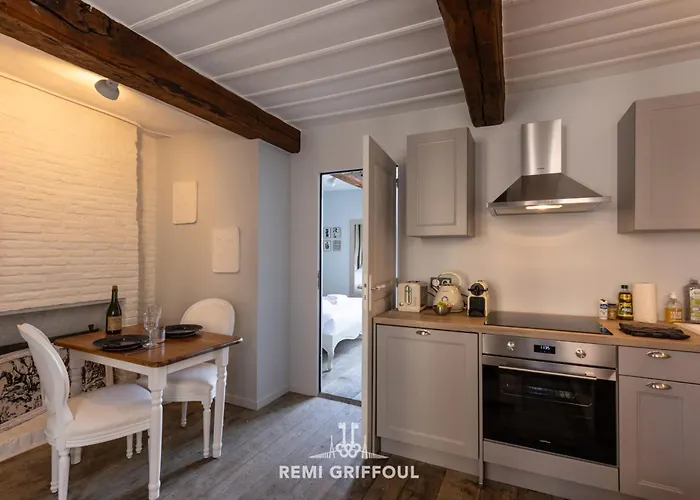 Dolphin View - 1st Floor - Charming Comfortable Flat On The Port Apartment *